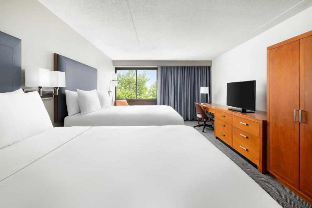 Queen Room with Two Queen Beds - Non-Smoking interior